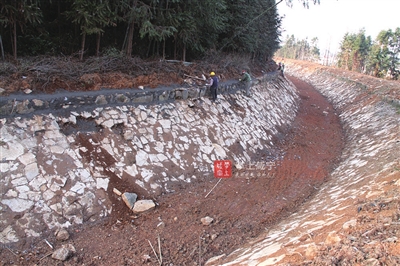 本报讯 1月9日,在咸安区大幕乡泉山口村,拦水堰整修工程已接近尾声.