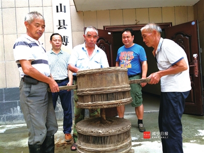 通山五兄弟捐献祖传文物  8月3日,通山县黄沙铺镇梅田村保桥杨自然湾