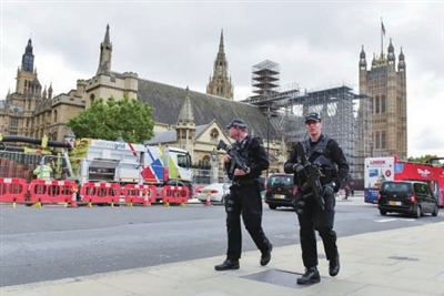 9月17日,在英国伦敦,警察在街上巡逻.