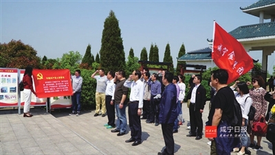 金投集团赴嘉鱼县簰洲湾开展祭奠英烈活动