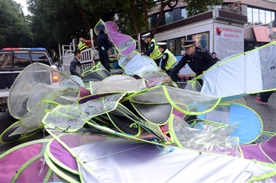 咸安交警大队与咸安区城管局在永安城区联合执法,整治电动车安装雨蓬