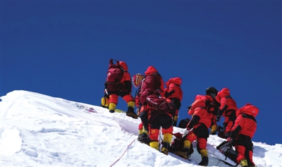 昨日十一时,中国测量登山队成功登顶珠峰