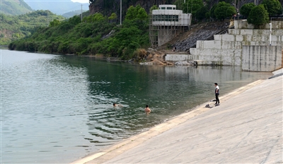 5月28日,在咸安区南川水库,两名男子无任何防护措施,就下到金桂湖